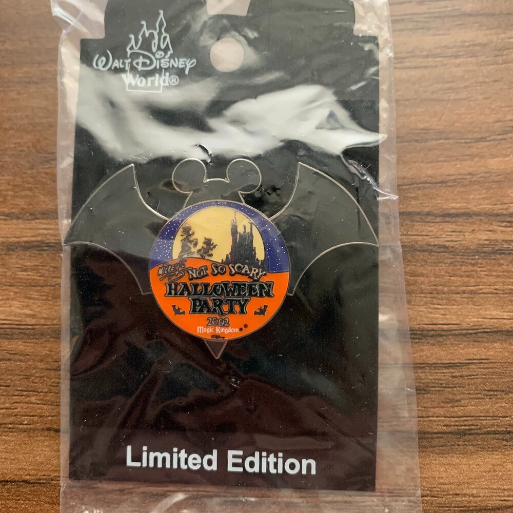 2002 Mickey's Not so Scary Bat Pin